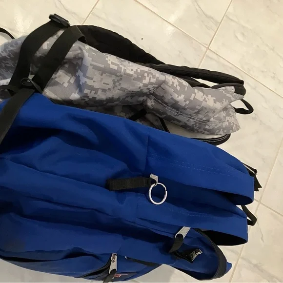 Jansport backpack. Lots of zippered pockets. Great for school! Only Blue one - Picture 6 of 8